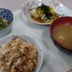 かしわごはんとカレイの煮付け