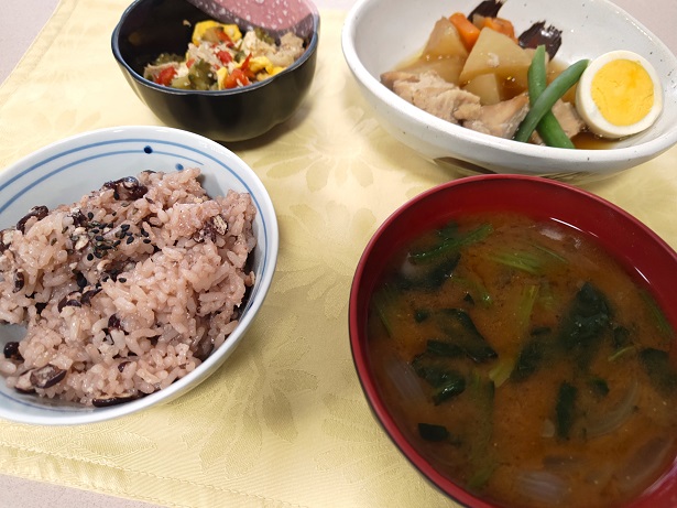お赤飯と鶏肉と大根の煮...