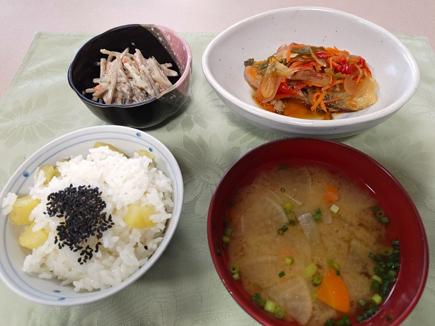 さつまいも御飯と魚の南...