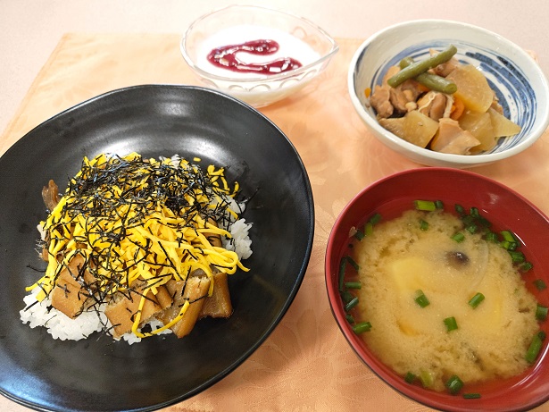 蒲焼丼と鶏肉と大根の煮...