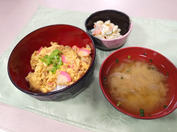 親子丼とマカロニサラダ...