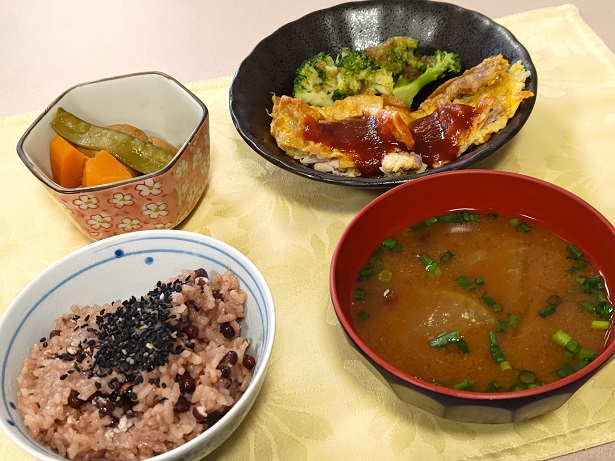 赤飯と鶏肉のピカタ焼き...